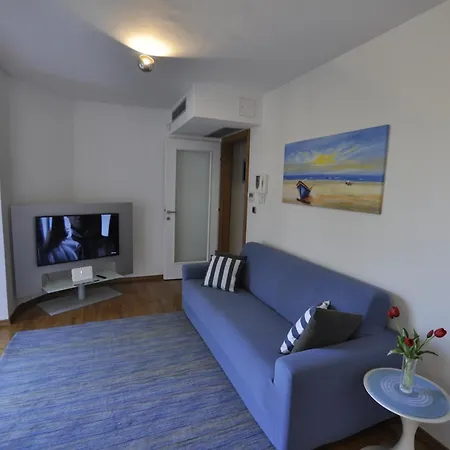 Alessia Apartments-top Location And Garage Parking アパート ロヴィニ